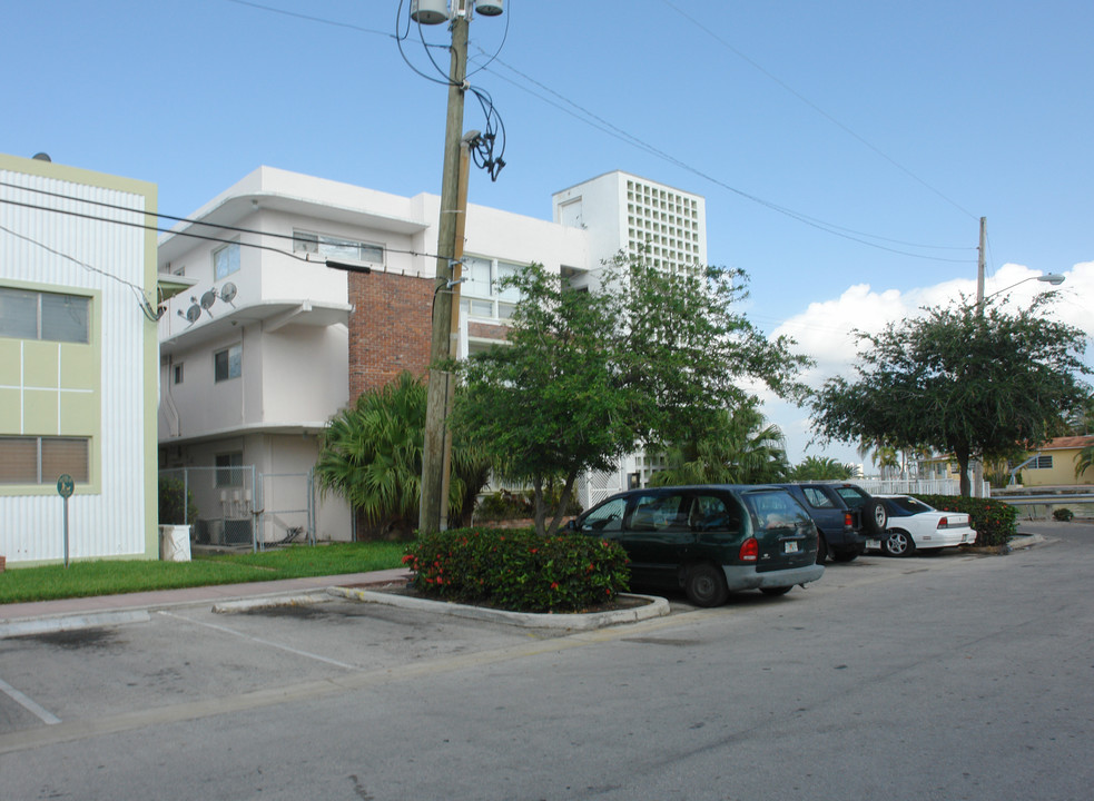 Bay Tower Apartments in Miami Beach, FL - Building Photo