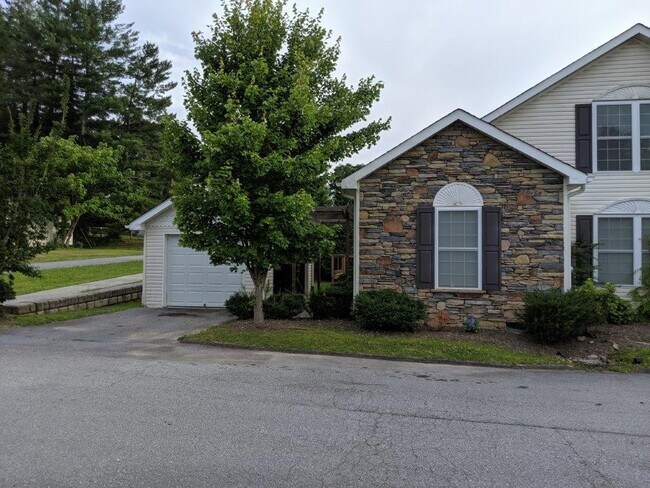 74 Turnabout Ln in Hendersonville, NC - Building Photo - Building Photo