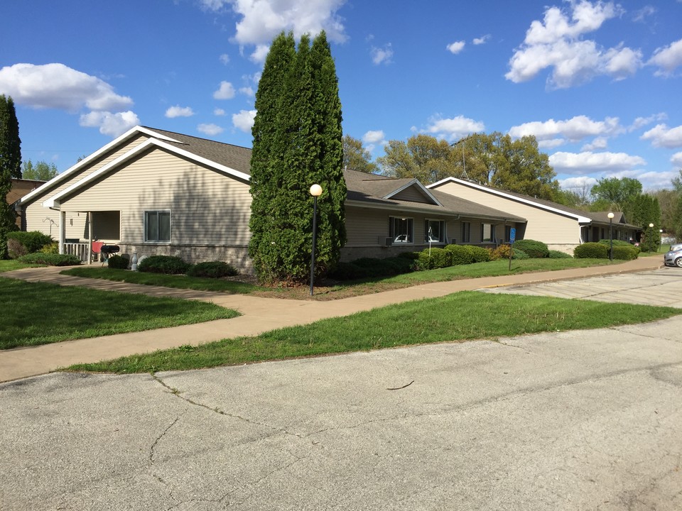 Village Green Apartments in Keithsburg, IL - Building Photo