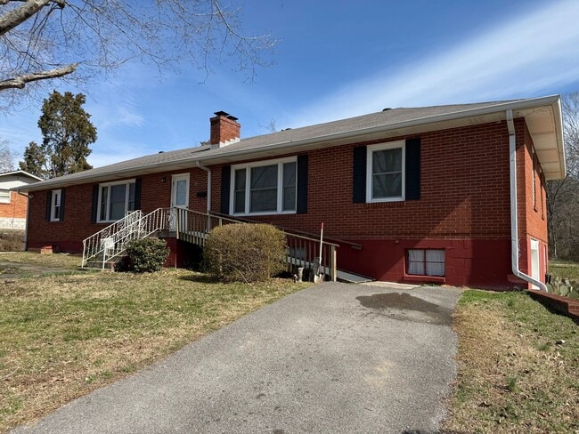 109 Duke St in Ashland City, TN - Building Photo - Building Photo