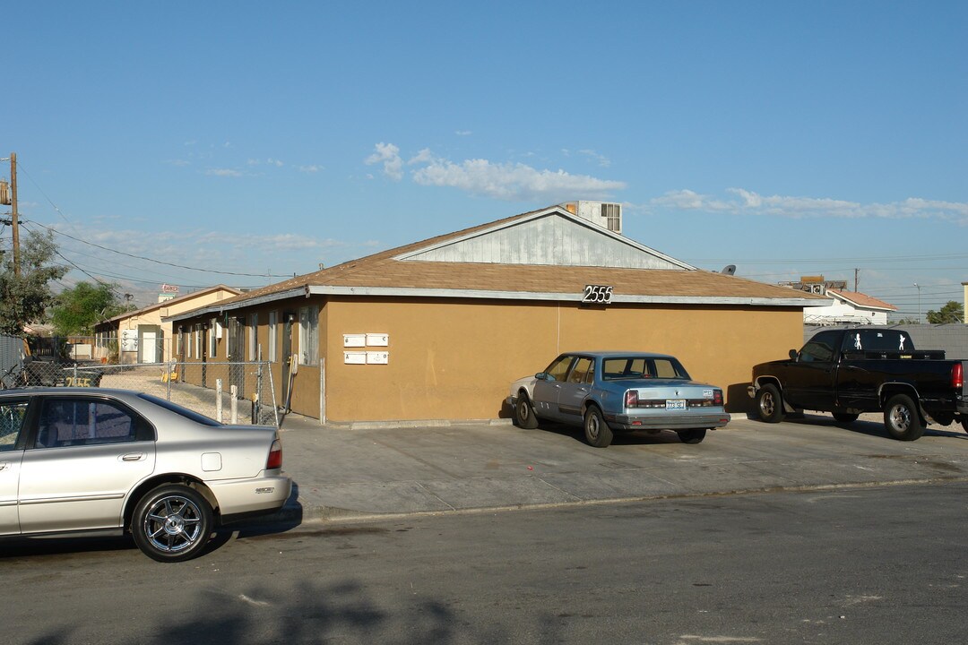 2555 Ellis in North Las Vegas, NV - Foto de edificio