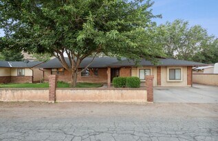 34 E 350 N in Hurricane, UT - Building Photo