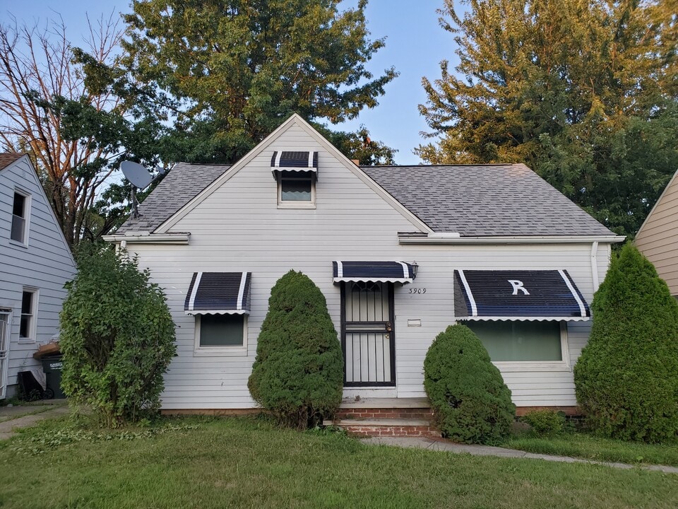 3909 Warrensville Center Rd in Warrensville Heights, OH - Building Photo