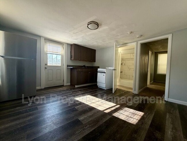 93 W Warwick Ave in West Warwick, RI - Building Photo - Building Photo