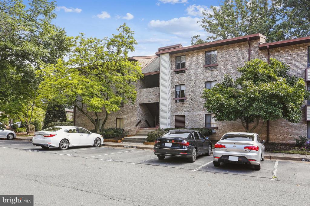 2255 Castle Rock Square in Reston, VA - Building Photo