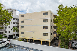 Bayview Gardens in Miami Beach, FL - Building Photo - Building Photo