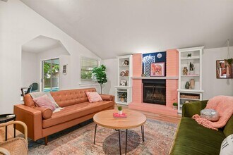 11011 Jordan Ln in Austin, TX - Building Photo - Building Photo