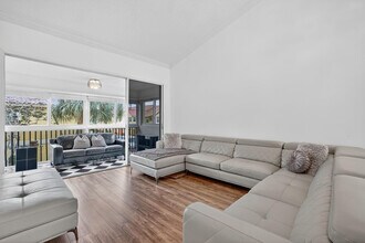 2121 S Ocean Blvd in Pompano Beach, FL - Building Photo - Building Photo