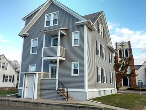 134 N Orchard St, Unit 1st.  flr in Wallingford, CT - Foto de edificio - Building Photo