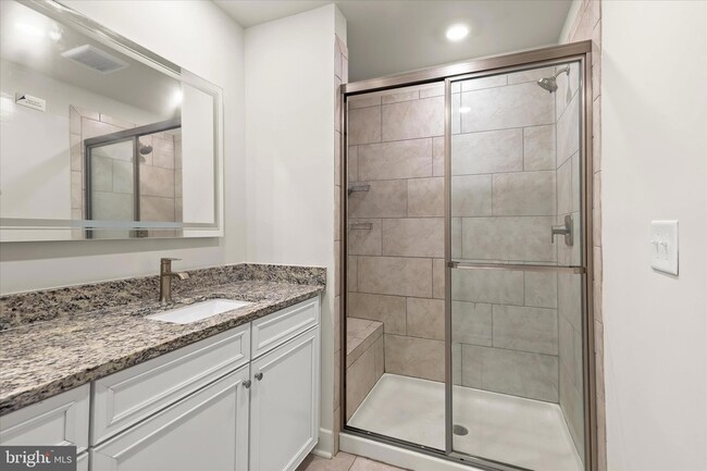 304 Sweetbay Rd in Essex, MD - Foto de edificio - Building Photo