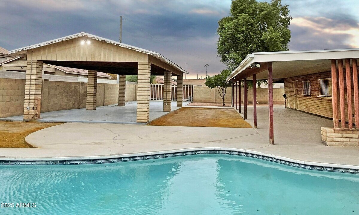 5802 W Frier Dr in Glendale, AZ - Building Photo
