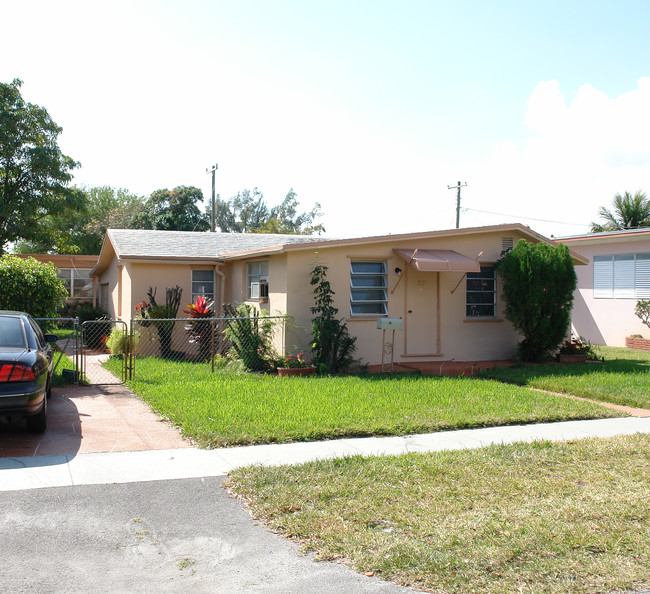 37 SW 12th St in Dania Beach, FL - Building Photo - Building Photo