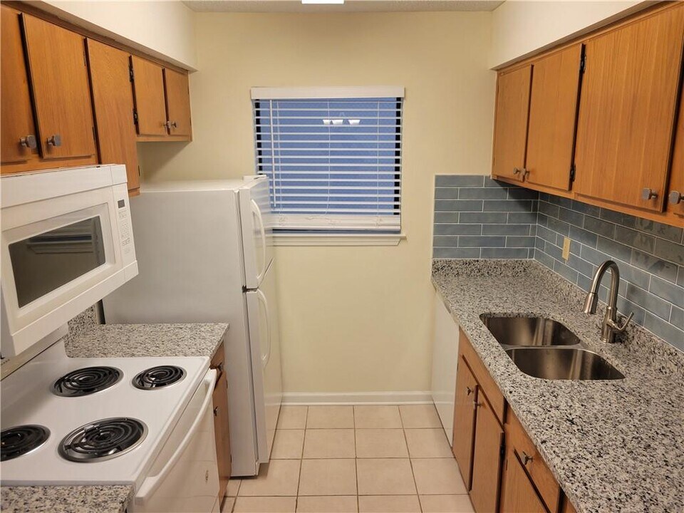 2104 Huntingdon Chase in Atlanta, GA - Building Photo