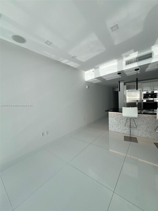 17121 Collins Ave in Miami, FL - Foto de edificio