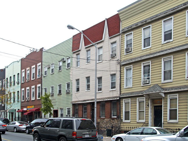 933 Metropolitan Ave in Brooklyn, NY - Building Photo - Building Photo