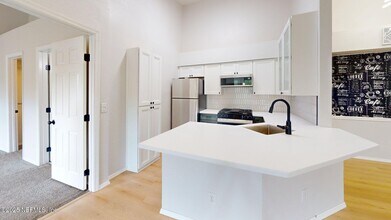 13810 Sutton Park Dr N in Jacksonville, FL - Foto de edificio - Building Photo