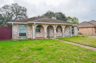 9323 Claridge Dr in Houston, TX - Foto de edificio - Building Photo