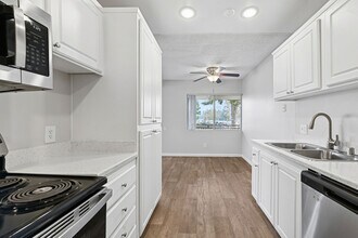 South Coast Racquet Club in Santa Ana, CA - Foto de edificio - Building Photo