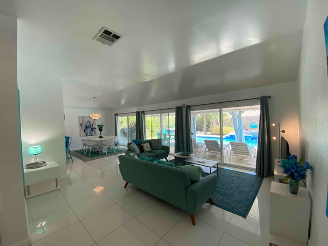 1469 E Francis Dr in Palm Springs, CA - Foto de edificio - Building Photo