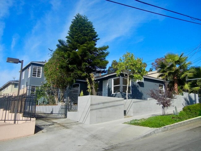 1313 Douglas St in Los Angeles, CA - Building Photo - Building Photo