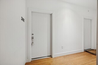 1001 S 17th St, Unit 301 in Philadelphia, PA - Building Photo - Building Photo