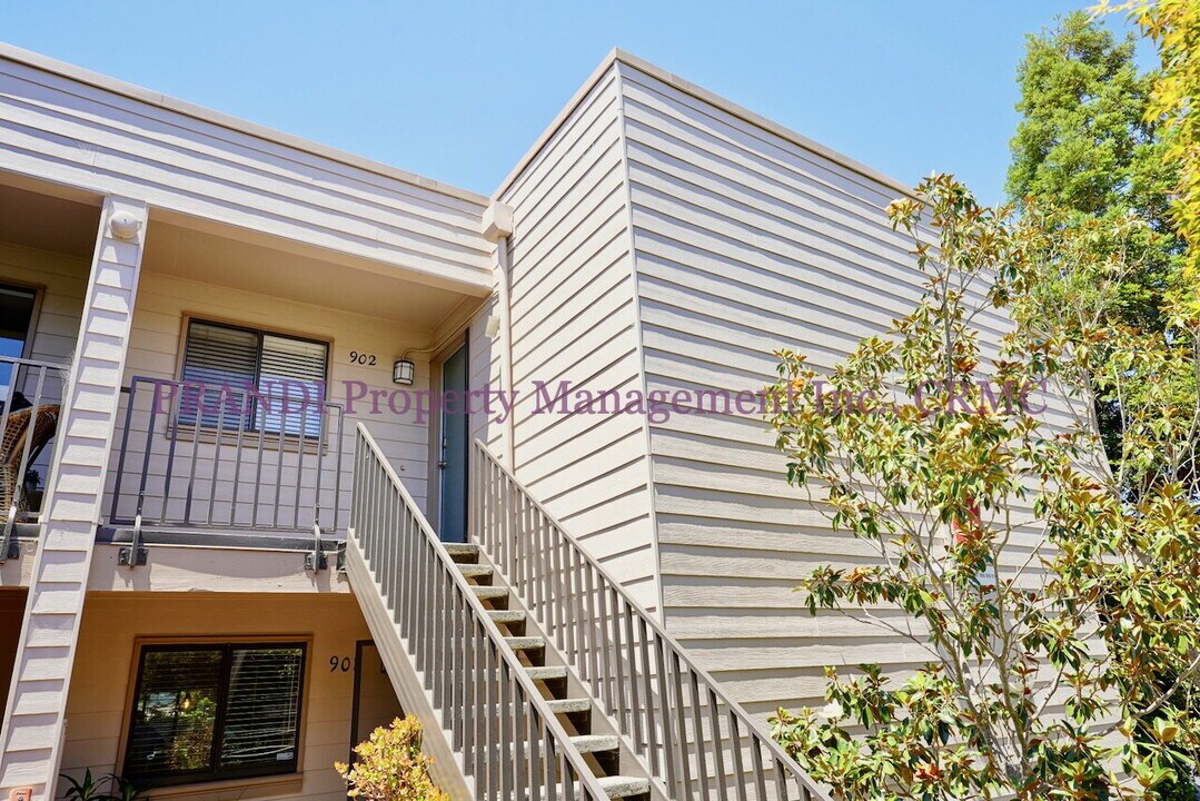 902 Vía Casitas in Larkspur, CA - Building Photo