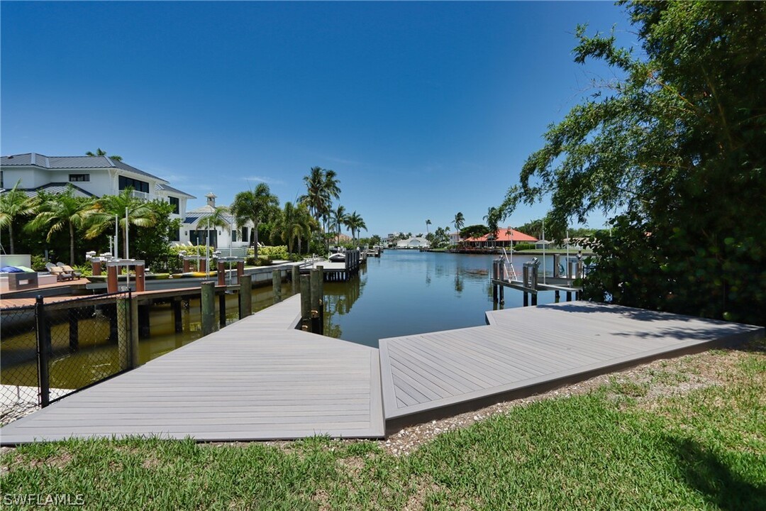 2201 Beacon Ln in Naples, FL - Building Photo