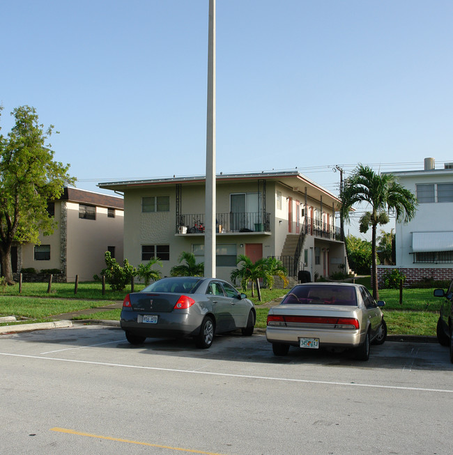 2045 NE 172nd St in Miami, FL - Building Photo - Building Photo