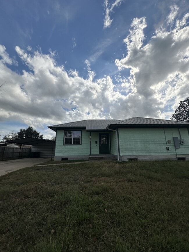 1000 E Main St in Brenham, TX - Building Photo - Building Photo
