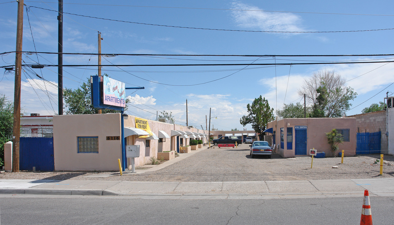 West Central RT 66 Apartments in Albuquerque, NM - Building Photo