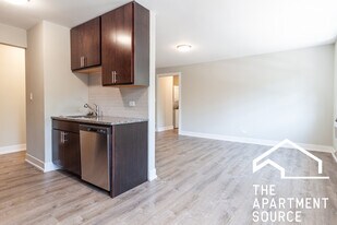 529 W Surf St, Unit 502 in Chicago, IL - Building Photo