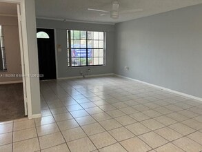 10360 W Cypress Ct in Pembroke Pines, FL - Building Photo - Building Photo