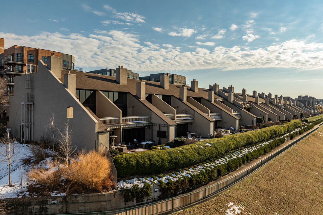 Riverbluff Place in Memphis, TN - Building Photo