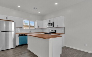 220 4th Ave E, Unit 1 in Buckeye, AZ - Foto de edificio - Building Photo