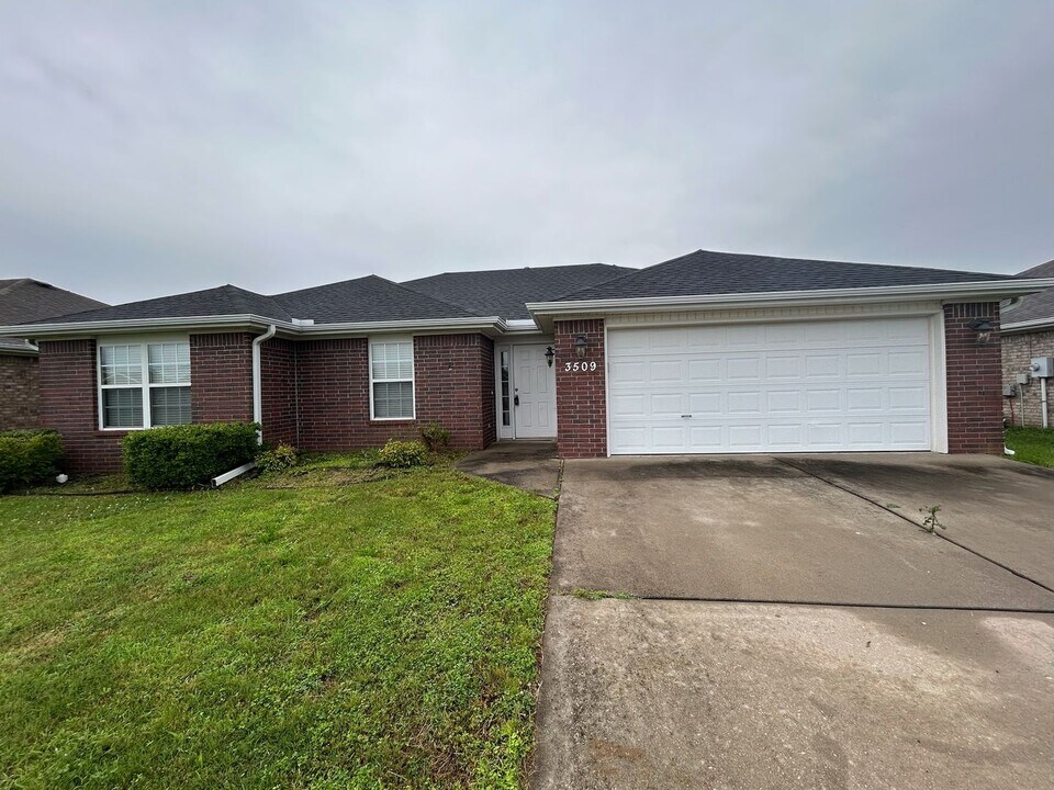 3509 SW Carriageway Ave in Bentonville, AR - Building Photo