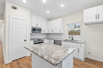 7709 St Louis St in Houston, TX - Foto de edificio - Building Photo