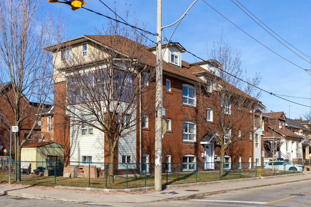 72 Ascot Av in Toronto, ON - Building Photo