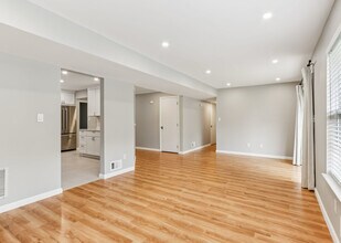902 Plymouth Rd in North Brunswick, NJ - Building Photo - Building Photo