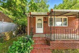 2113 Victoria Blvd in Hampton, VA - Building Photo - Building Photo