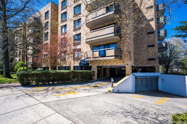 property at 141 Great Neck Rd