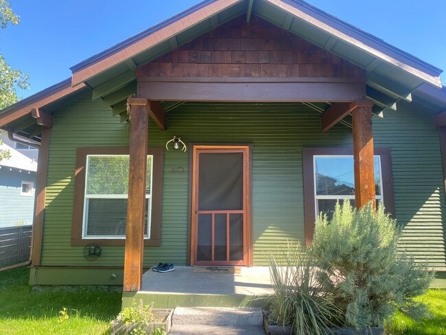 property at 40 NW Gilchrist Ave