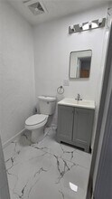 2001 NW 35th St, Unit B in Oakland Park, FL - Building Photo - Building Photo
