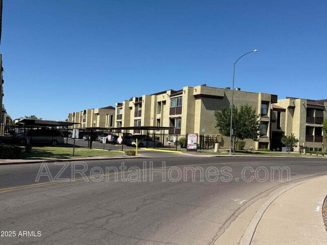 property at 461 W Holmes Ave