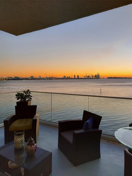 800 Claughton Island Dr, Unit 401 in Miami, FL - Building Photo