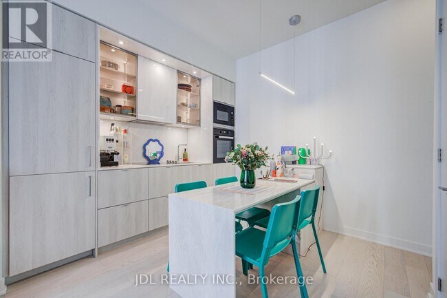 11 Yorkville Ave in Toronto, ON - Building Photo - Building Photo