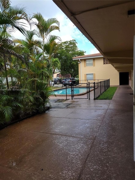 8704 NW 35th St, Unit 105 in Coral Springs, FL - Building Photo - Building Photo