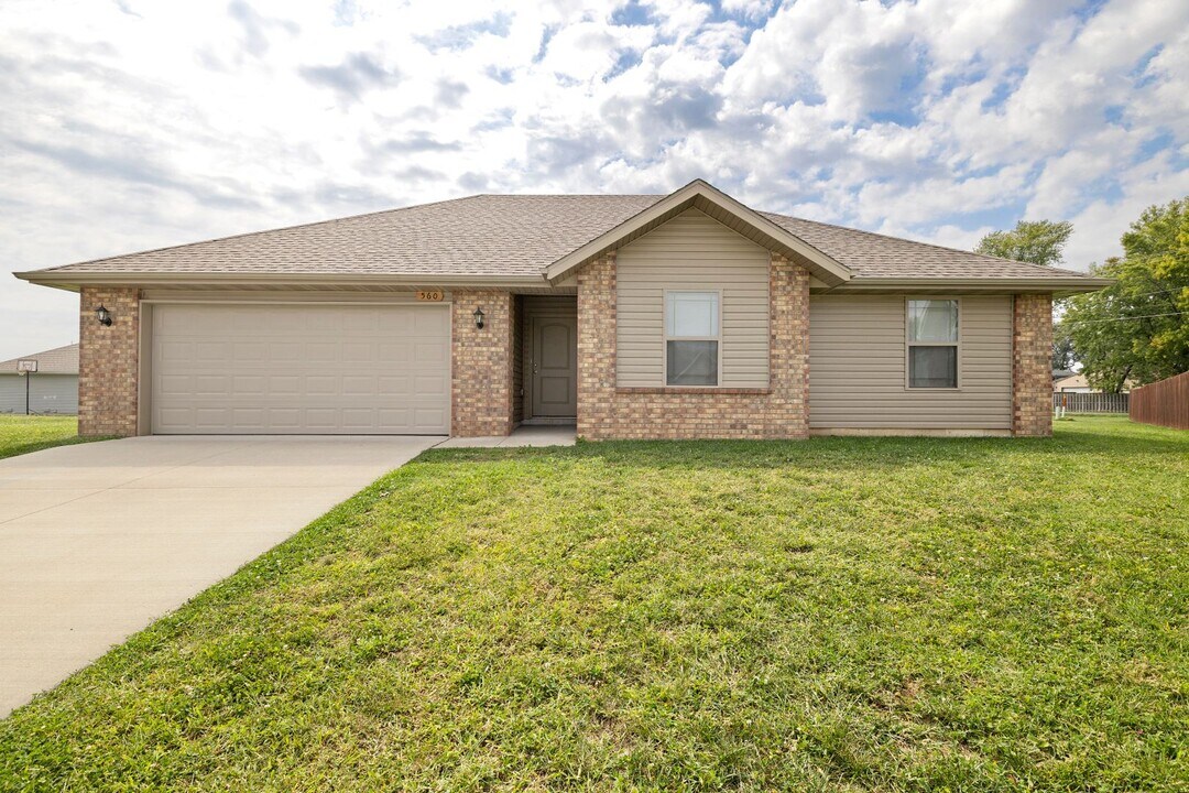 560 W Melody Ln in Republic, MO - Building Photo