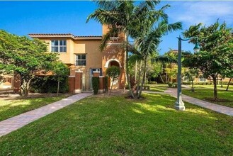 1035 SW 144th Ave in Pembroke Pines, FL - Foto de edificio - Building Photo