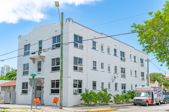 676 SW 2nd St in Miami, FL - Building Photo - Primary Photo