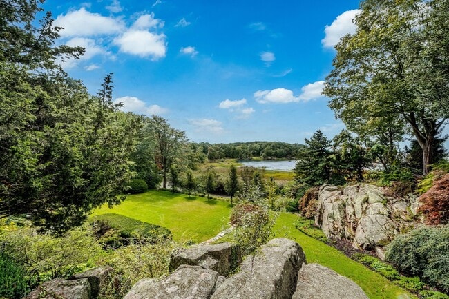 8 Killams Point Rd in Branford, CT - Building Photo - Building Photo